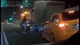 行車時請注意車前狀況（2022.04.22 台北市市民高架準備接上麥帥橋 汽車追撞