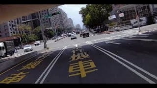 正常進到待轉格，看到前方有4車道，綠燈後就直直騎，哪知道忽然就跑出一行"禁行機車"，真的是要陰拎北 ==
