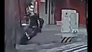 右轉時未注意後方擦撞直行機車，使機車重心不穩撞路邊路燈設施（2022.05.05 台南市中西區健康路一段 汽機車事故