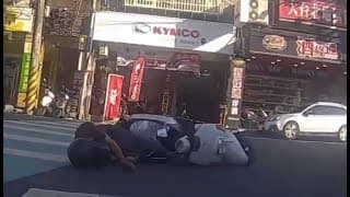 【車禍影片】 很急，急到想逼著前車闖紅燈，結果反而最後是一個阿杯想要從左側鬼切右轉擦撞到多元計程車（2022.09.30 新北市新莊區民安路