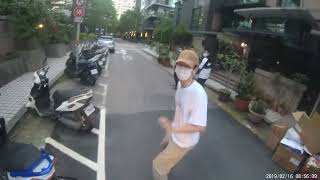 三寶滑板男孩