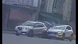 【車禍影片】 汽車滾筒轉圈圈（2022.12.10 高雄市楠梓區楠梓新路