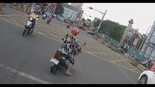 白底白字，完全拿他沒皮條（斗六鄉親感覺對神主牌很淡定