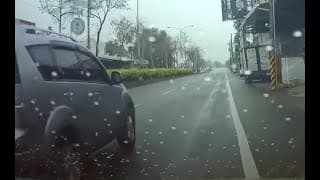 小客車還是有視線盲點的，切車請記得轉頭