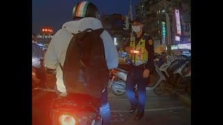 我在你後面用手機架滑手機
