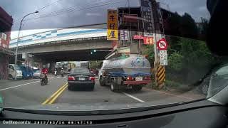 原本準備好替停等機車默哀念禱告詞了，沒想到結局出人意料