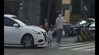 【車禍影片】 汽車左轉，撞到過馬路的路人（畫面右手邊）（2022.11.05 台中市豐原區圓環北路二段與三豐路一段口