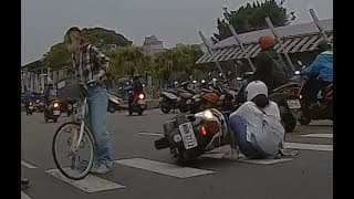 【車禍影片】 女騎士撞倒UBike（2023.03.27 高雄市鼓山區捷興二街與鼓山一路口