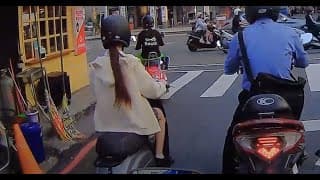 2隻JK母猴想走人行道