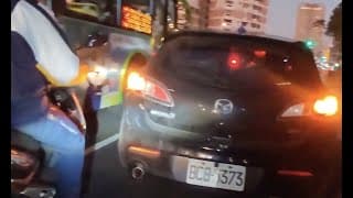 就是有這種愛佔用慢車道臨停的垃圾，害我又要再等一次紅燈