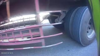 停機車讓大車過還是要注意是不是水泥地以免打滑。