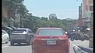 【車禍影片】 倒楣的駕駛，都快過完整個路口，遇到瞎了眼的三寶（2022.09.08 高雄市小港區金府路與平治街口
