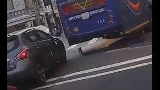 【車禍影片】 遊覽車擦撞汽車，後保桿GG（ 2023.02.20 桃園市桃園區三民路三段與建國路口
