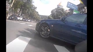 跨線以及在不可迴轉之地方違規迴轉 導致車禍