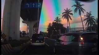 這麼趕...就差一個車身的距離