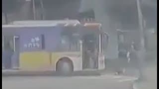 【車禍影片】 公車又又又又撞行人（2023.02.11 新北市中和區連城路與中正路口