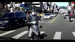 騎士轉彎差點撞上，媽媽副駕：是女的嗎？XD