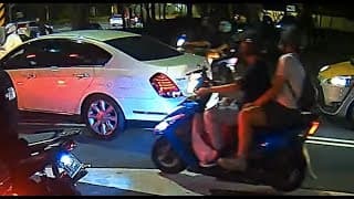 機車的報恩（白色Nissan車牌被遮住）