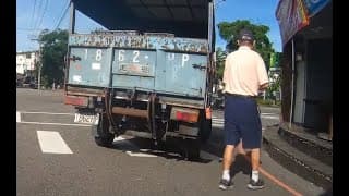 阿伯手煞車要拉啦，會出事啦