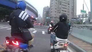 現在是紅燈還是綠燈？？？（2022.03.02 新北市中和區秀朗橋 機車擦撞
