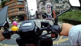 受驚了(火車快來了~請趕快離開平交道)