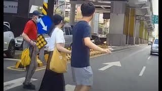 扶老爺爺過馬路