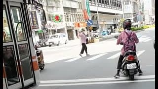 阿嬤：我投降了不要撞我啊(っ °Д °;)っ