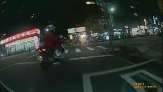 機車左轉要靠右待轉，所以右轉要靠左待撞