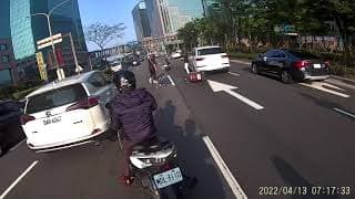 上前詢問是否要幫忙，對方回答不用！（無事發過程）（2022.04.13 新北市汐止區新台五路一段