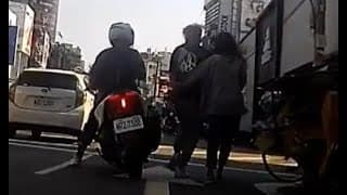 我正準備從車廂拿出爆米花看戲，結果笑笑的？