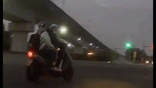 載小孩還闖紅燈?