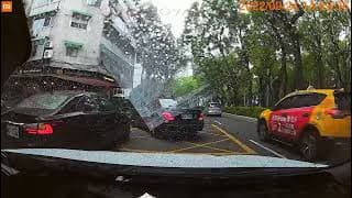 垃圾三寶路口違停，害後車撞到圓柱