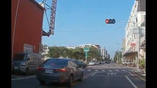 0:28那台警車如果直接右轉進來肯定很有趣