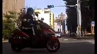現在闖紅燈都不用看路了嗎？