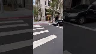 後座探出頭是在欣賞行人地獄嗎？