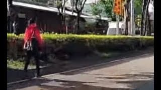 台北來的阿姨，以為公車站牌在中間