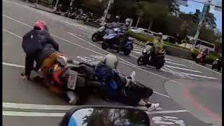 【車禍影片】 兩個鬼切，總有一個會出事（2023.02.16 台北市大安區建國南路與信義路口