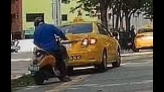 希望阿伯不要被坑了（2022.02.19 高雄國際會議中心前車禍）（計程車與路邊機車車禍）