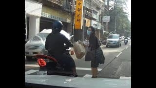 逆向又斑馬線不讓行人
