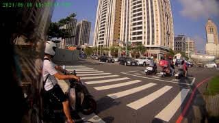 2021.09.10 台南市安平區中華西路二段與安平路路口（沒看過這麼盧小的闖紅燈啊