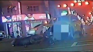 【車禍影片】 機車乘客彈飛駕駛卡入車下,所幸安全帽卡住（2022.04.27 台中市北屯區文心路四段