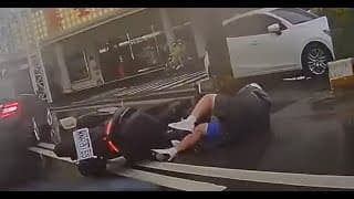 朋友被撞我只好略過路人了不好意思