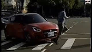 【車禍影片】汽車不依規定右轉直撞機車和行人！！！（2022.11.17 高雄市新興區青年一路與民權一路口