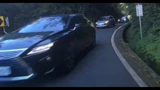 逼我用水溝蓋跑法!？這次汽車理由是A"被重機嚇到"B "被A柱擋到"C "有太陽"？
