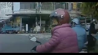【車禍影片】 阿婆你怎麼撞完就這樣走了.......