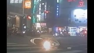 2022.01.14 高雄市苓雅區建國一路 機車違規走斑馬線事故（啊 然後就飛出去了）（開聲音）