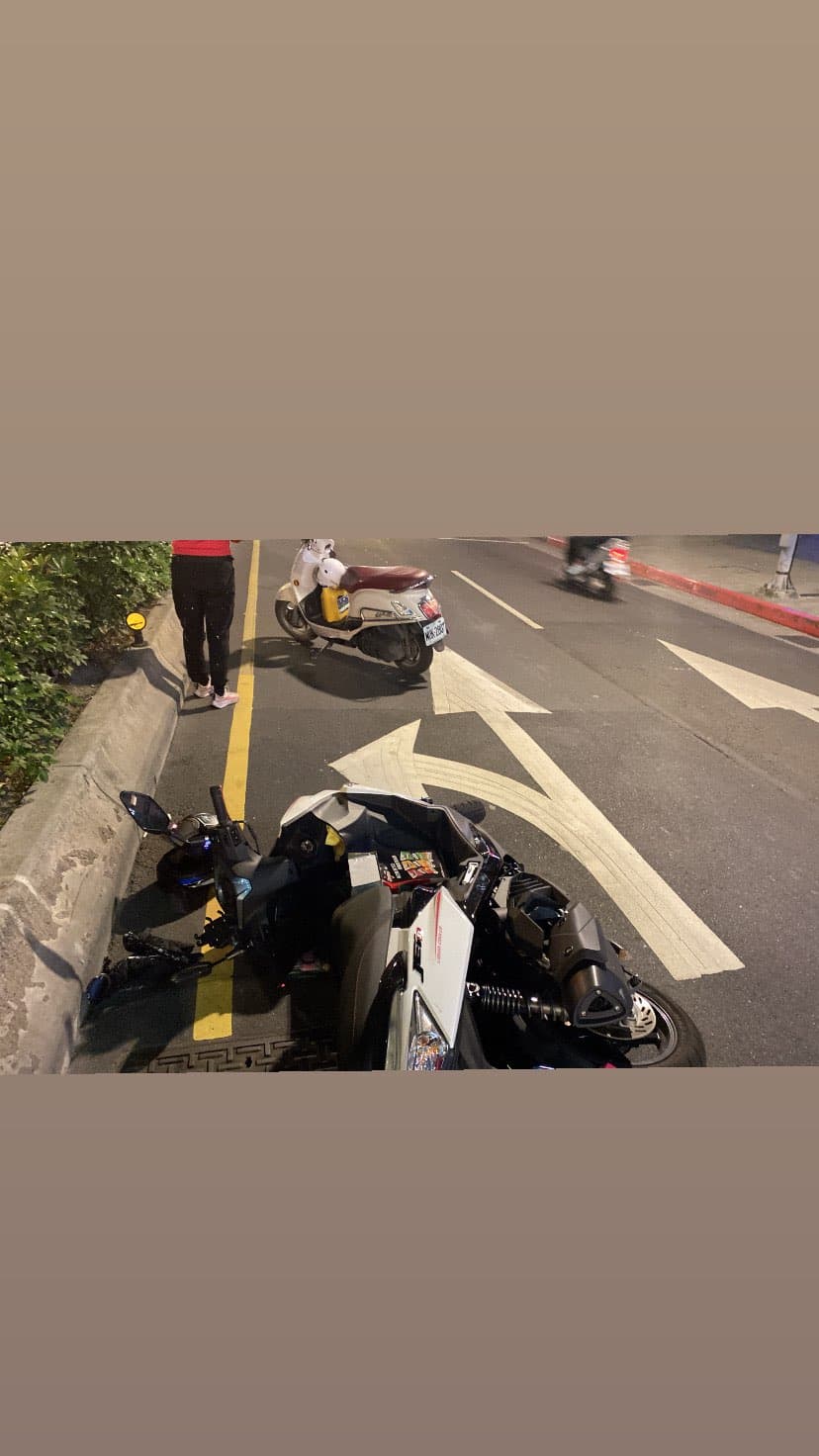 拜託2023/02/26在新北市中和區中山路二段299號晚上9:10前車禍畫面