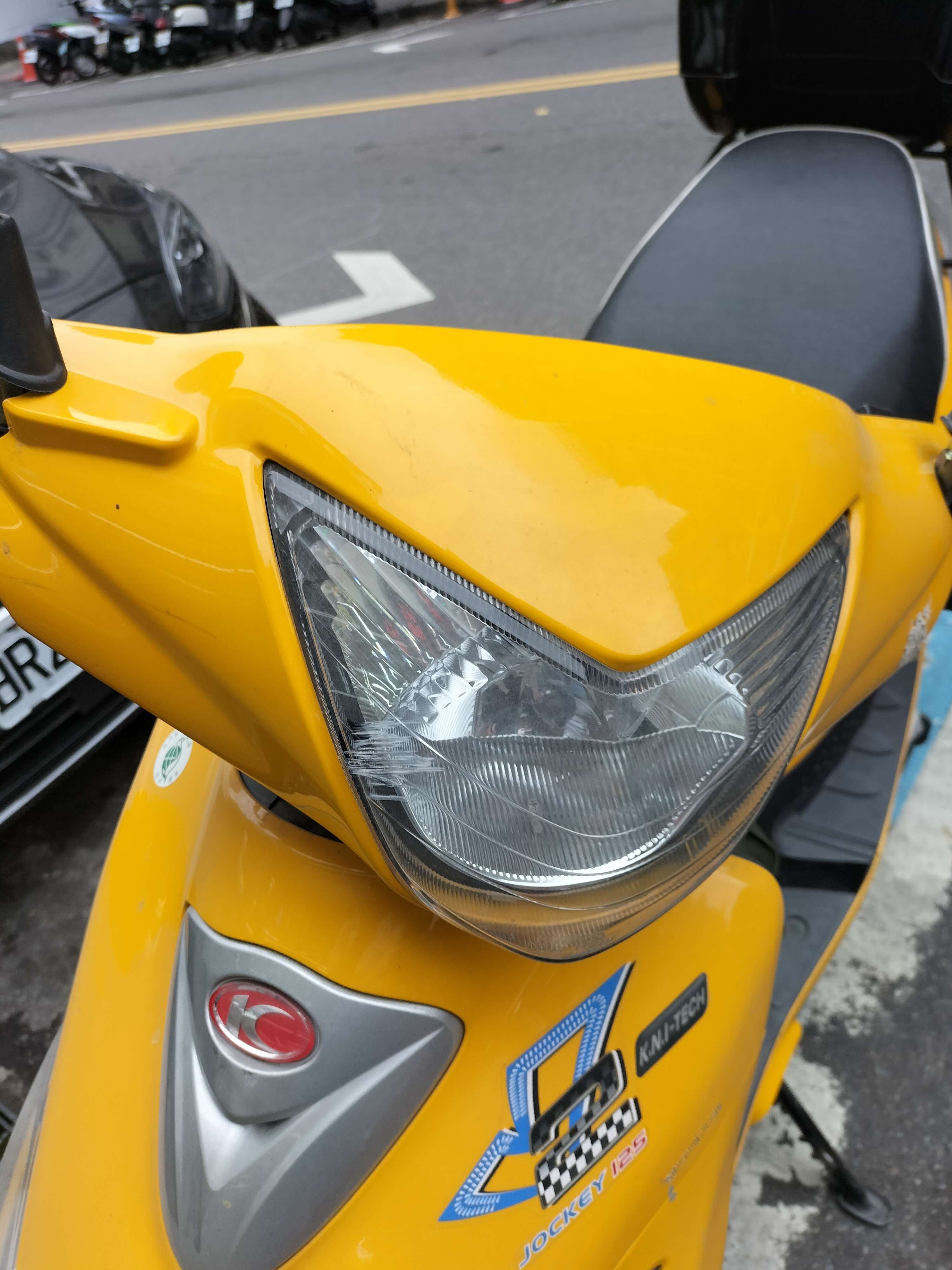 請幫忙協尋2月23日下午3_4點左右台北市延吉街機車自摔車禍影片。謝謝