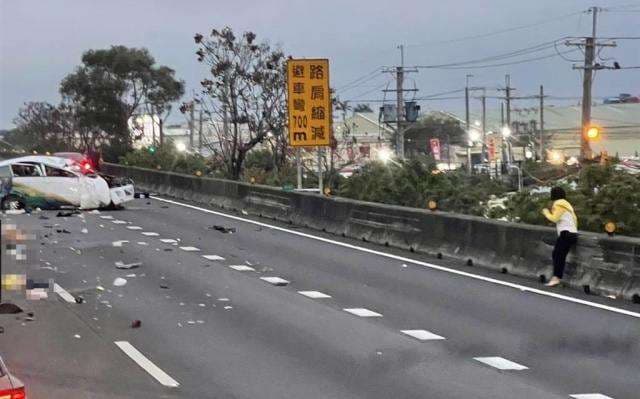 2/13 彰化國道1號 秀水路段 母載兒女國1自撞護欄1童遭拋飛慘死 親友：疑被逼車才失控 行車紀錄器故障 親友正在尋找路過車子行車紀錄器，若有人的行車紀錄器剛好也拍到，可提供線索給警方，