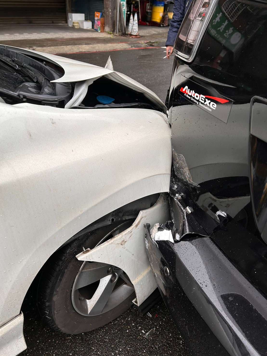 求行車記錄影像，車禍地點：中和安和路，安平路口(停車場外)，車禍發生時間：110/2/23 早上約9:30-9:45